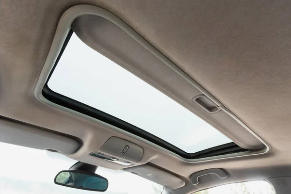 Otomotiv sunroof kapanıyor, beyaz tavan
