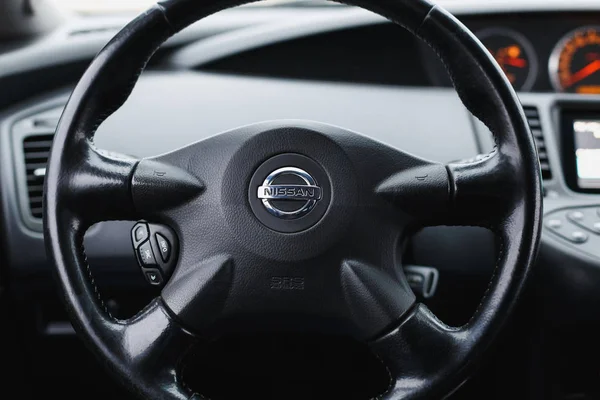 Nissan Primera 2002, Binnenwerk auto, Wiel dicht — Stockfoto
