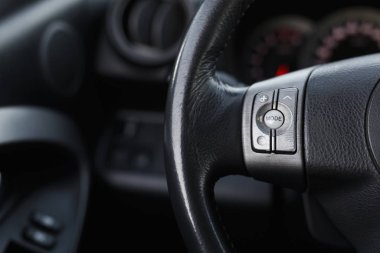 Kontrol düğmeleri direksiyon modern otomobil, yakın tarih