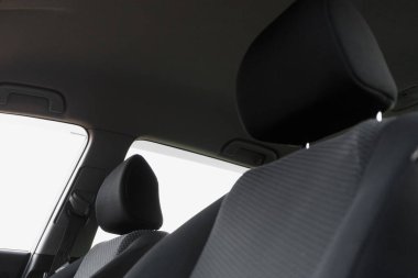 Arabanın içi, ön koltuklar, kapalı.