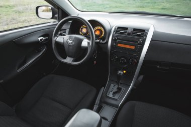 Oleksandrivka, Dnipropetrovsk bölgesi, Ukrayna - 10 Mart 2020: Toyota Corolla gri rengi, iç mimari