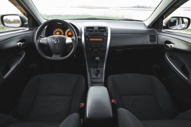 Oleksandrivka, Dnipropetrovsk bölgesi, Ukrayna - 10 Mart 2020: Toyota Corolla gri rengi, iç mimari