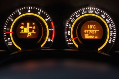 Gösterge paneli yakın plan, arabanın içi, kırmızı ışık