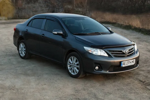 Oleksandrivka, Dnipropetrovsk bölgesi, Ukrayna - 10 Mart 2020: Toyota Corolla alacakaranlıktaki Samara nehir kıyısında gri renk