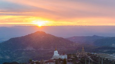 Gün batımı. Wat Phasornkaew, tapınak Tayland