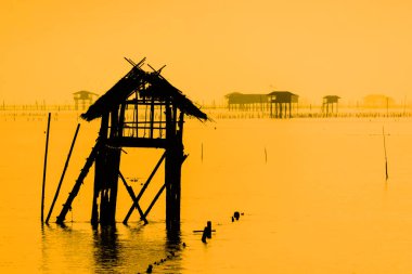 Denizde bulunan yazlık. Balıkçıların konaklama. 