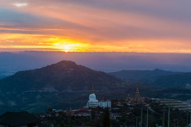 Gün batımı. Wat Phasornkaew, tapınak Tayland