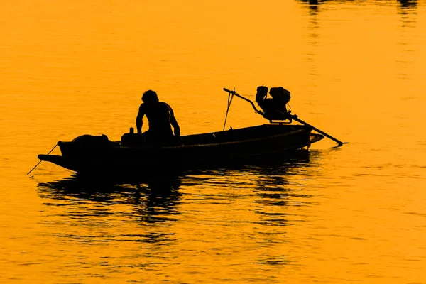 Silueta de hombre remando barco al atardecer.. Bangtabun, Phetchabu —  Fotos de Stock