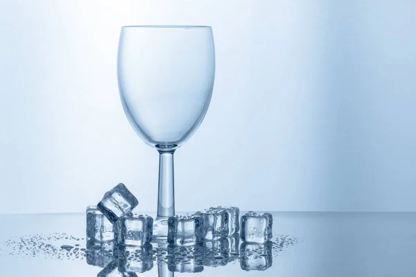 Weinglas isoliert auf weißem Hintergrund — Stockfoto