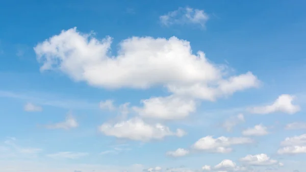 Летний пейзаж облачный — стоковое фото