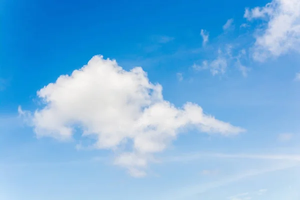 Летний пейзаж облачный — стоковое фото