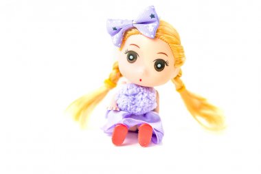 Bir mor sarı saçlı beyaz arka plan üzerinde elbise ile bebek