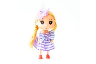 Bir mor sarı saçlı beyaz arka plan üzerinde elbise ile bebek