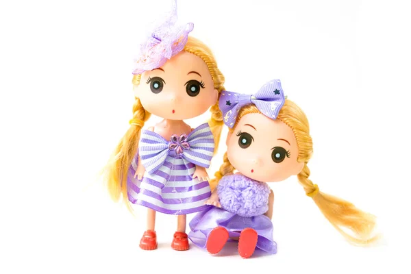 Куклы с фиолетовым платьем Светлые волосы на белом фоне — стоковое фото