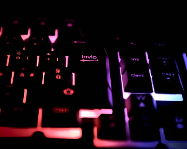 バックライト付きキーボードPcゲーム上のキーを入力します — ストック写真