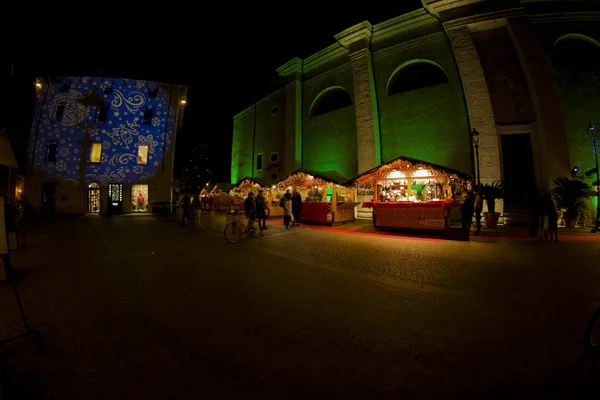Işıkları ve Noel ağacı olan on noel pazarı