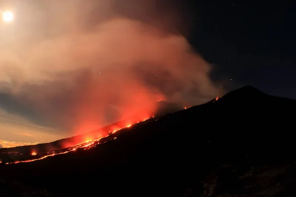 熔岩流与夜间喷发 埃特纳火山之旅 — 图库照片