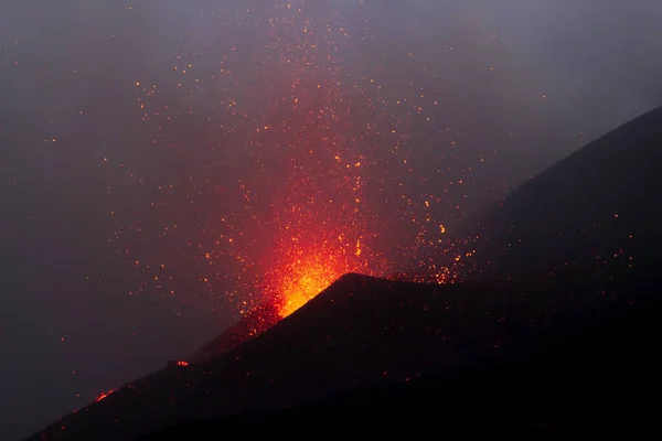 埃特纳火山爆发和岩浆爆炸 — 图库照片