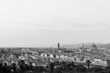 İtalya 'nın Floransa şehrinden Piazza Michelangelo' dan muhteşem manzaralı siyah beyaz bir resim.