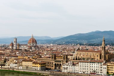 Floransa, İtalya - 25 Mart 2016: Floransa 'nın turistik mekanlarının İtalya' daki Piazza Michelangelo manzaralı yatay resmi