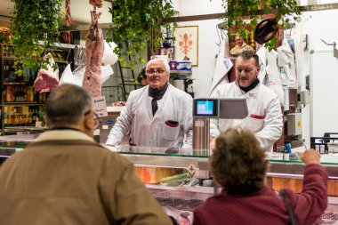 Floransa, İtalya - 25 Mart 2016: İtalya 'nın Floransa kentinde turistik bir yoksunluk yaşayan Mercato Centrale Firenze' de et satan İtalyan satıcılar