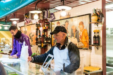 Florence, İtalya - 25 Mart 2016: İtalya 'nın Floransa kentinde turistik bir yoksunluk yaşayan Mercato Centrale Firenze' deki İtalyan satıcıların yatay resmi