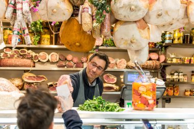 Floransa, İtalya - 25 Mart 2016: İtalyan satıcının Floransa, İtalya 'nın turistik yoksunluğu olan Mercato Centrale Firenze' de et satan yatay resmi