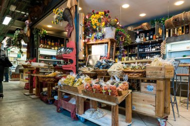 Floransa, İtalya - 25 Mart 2016: İtalya 'nın Floransa, İtalya' da turistik bir yoksunluk yaşayan Mercato Centrale Firenze 'deki İtalyan ürünlerinin yatay resmi