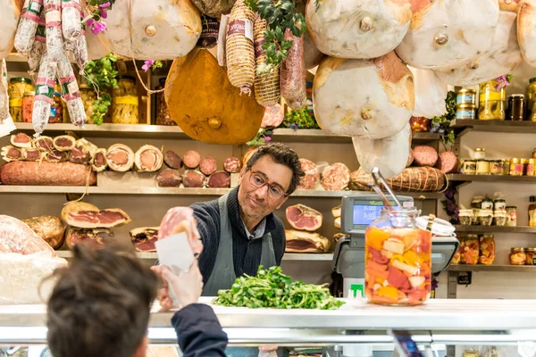 Florenz Italien März 2016 Horizontales Bild Eines Italienischen Fleischverkäufers Mercato — Stockfoto