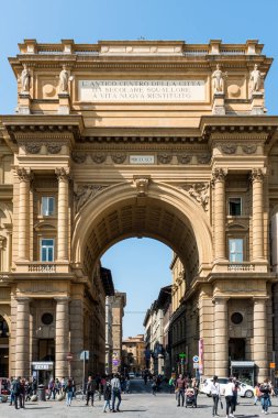 Floransa, İtalya - 25 Mart 2016: Floransa, İtalya 'nın turistik bir yoksunluğu olan Piazza della Reppublica' ya açılan muhteşem mimari kapının dikey resmi