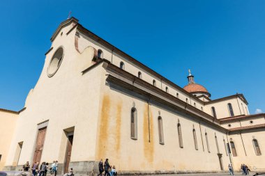 Florence, İtalya - 26 Mart 2016: Floransa, İtalya 'da önemli bir Katolik kilisesi olan Basilica di Santo Spirito' nun geniş açılı resmi