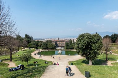 Floransa, İtalya - 26 Mart 2016: Floransa, İtalya 'daki Boboli Bahçeleri' nin tepesinden geniş açılı manzara