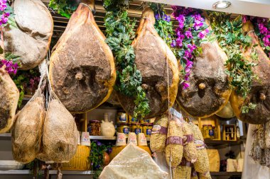 Floransa, İtalya - 12 Mart 2018: İtalya 'nın Floransa kentinde turistik bir yer olan Mercato Centrale Firenze' de lezzetli İtalyan etinin yatay resmi