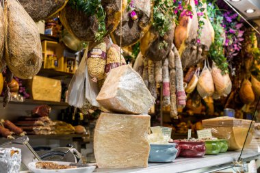 Floransa, İtalya - 12 Mart 2018: İtalya 'nın Floransa kentinde turistik bir yer olan Mercato Centrale Firenze' de İtalyan peynirinin yatay resmi