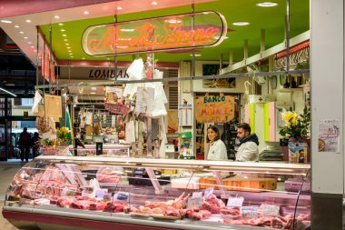 Floransa, İtalya - 12 Mart 2018: İtalya 'nın Floransa kentinde turistik bir yer olan Mercato Centrale Firenze' deki güzel et dükkanının yatay resmi
