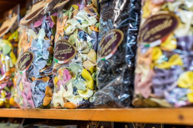 Floransa, İtalya - 12 Mart 2018: İtalya 'nın Floransa kentinde turistik bir yer olan Mercato Centrale Firenze' de renkli İtalyan makarnasının yakın plan resmi