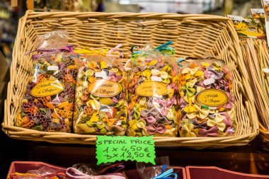 Floransa, İtalya - 12 Mart 2018: İtalya 'nın Floransa kentinde bulunan Mercato Centrale Firenze' de geleneksel İtalyan makarnasının yatay resmi