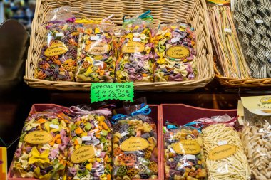 Florence, İtalya - 12 Mart 2018: İtalya 'nın Floransa kentinin turistik bir beldesi olan Mercato Centrale Firenze' de satışta olan İtalyan makarnasının yatay resmi