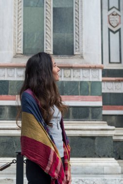 Asyalı gözlerin dikey resmi, esmer, uzun saçlı kadın Santa Maria del Fiore Katedrali 'ne bakıyor, Floransa, İtalya manzaralı..