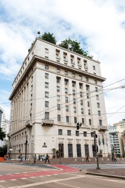 Sao Paulo, Brezilya - 15 Şubat 2020: Sao Paulo belediye binasının dikey resmi, şehrin merkezinde yer almaktadır..