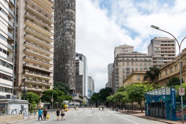 Sao Paulo, Brezilya - 01 Mart 2020: Brezilya 'nın Sao Paulo kentinde yer alan ünlü bir meydan olan Praca da Republica çevresinde yatay resim