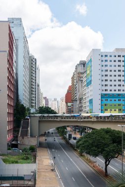 Sao Paulo, Brezilya - 01 Mart 2020: Nove the Julho Bulvarı 'nın dikey resmi Brezilya' nın Sao Paulo şehrinde yer almaktadır.