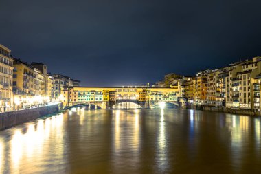 FLORENCE, İtalya - 12 Mart 2018: Floransa, İtalya 'da bulunan eski bir köprü olan Ponte Vecchio' nun gece çekiminin uzun pozlu fotoğrafı