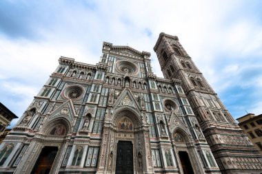 Santa Maria del Fiore Katedrali 'nin güzel cephesinin geniş açılı resmi, gündüz vakti Floransa' nın simgeleri, İtalya