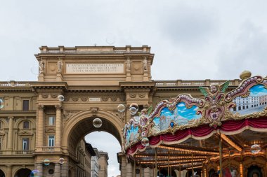 FLORENCE, ITALY - 13 Mart 2018: Floransa, İtalya 'nın turistik bir durağı olan Piazza della Reppublica' daki güzel mimari yapı ve atlıkarıncaların yatay resmi