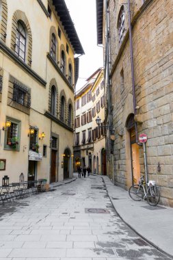 FLORENCE, İtalya - 13 Mart 2018: Santa Trinita Meydanı yakınlarındaki dar eski caddenin dikey resmi