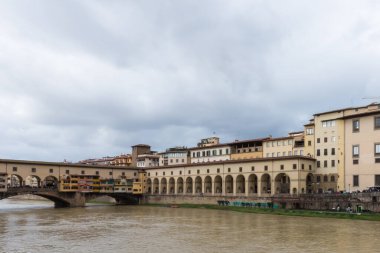 FLORENCE, İtalya - 13 Mart 2018: Ponte Vecchio 'nun geniş açılı fotoğrafı ve İtalya' nın Floransa kentinde bulunan kemerli bina