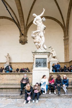 FLORENCE, ITALY - 13, MARCH, 2018: Piazza della signoria 'daki insanların dikey resmi, Floransa, İtalya' da bulunan birçok heykelin turistik bir cazibesi