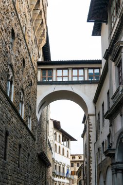 FLORENCE, ITALY - 13 Mart 2018: Floransa, İtalya 'daki başka bir binayla bağlantılı olan muhteşem mimari sarayın dikey resmi