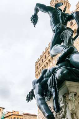 İtalya 'nın Floransa kentinde önemli bir turistik yer olan Piazza della Signoria' da Medusa Başkanı ile Perseus 'un dikey fotoğrafı